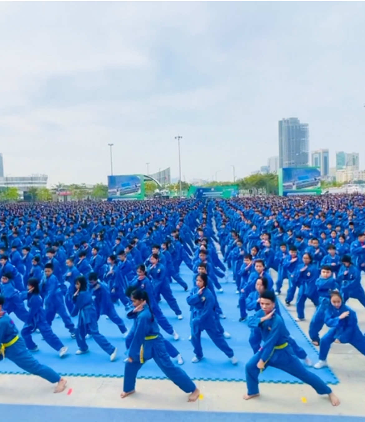 Khi học sinh TPHCM chúng tớ khoác lên mình bộ võ phục Vovinam - Việt Võ Đạo cùng niềm tự hào, vinh dự hướng tới sự kiện đặc biệt của Ngành Giáo dục & Đào tạo TPHCM 🇻🇳💙 #DongDienVoNhacVovinam #50NamDoiMoiGiaoDucTPHCM  #MILONangDongVietNam #DongLongTiepSucHuongToiKyLuc