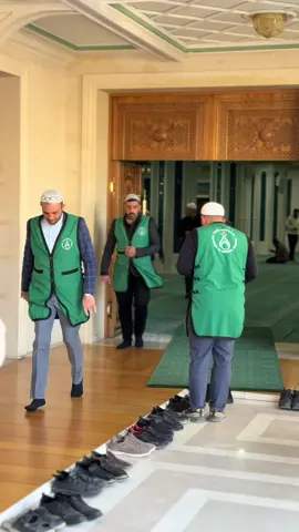 Ya elim al kaldır beni. Ya vasılına erdir beni. Çok ağlattın güldür beni. Gel gör beni aşk ne'yledi..!🌹 #menzil #sultansaki #gavs #kutbulaktab #menzilsofileri 