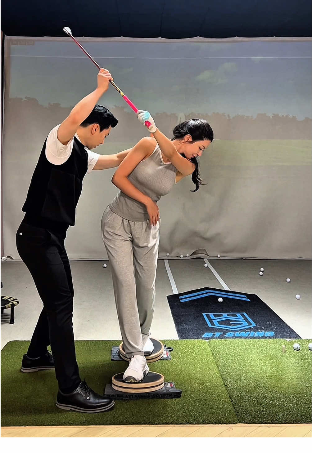 💊 Lesson Summary 💊 체중 이동과 몸통의 회전이 제대로 이루어져야 일관성 있는 스윙과 비거리를 만들 수 있습니다. 공을 손으로 맞추려고 하면 스윙이 끊기고 방향성과 파워가 모두 떨어집니다. 손이 아니라 몸통이 스윙을 이끈다는 느낌으로 회전과 체중 이동을 만들어 보세요. ⸻ Proper weight shift and body rotation are the keys to creating consistent swings and real distance. If you try to “hit” the ball with your hands, your swing breaks down instantly. Don’t hit with your hands — let your body lead the swing through rotation and weight transfer. ⸻ 要做到穩定和更遠的距離， 重心轉移和身體旋轉是關鍵。 一旦用手去“打”球， 揮桿就會停滯，力量和方向都會失去。 不要用手打球， 讓身體帶動揮桿， 重心先、身體旋轉跟著。 ⸻ 安定したスイングと飛距離のためには、 正しい体重移動と身体の回転が不可欠です。 手でボールを“当てに行く”と、 スイングが止まり、 方向性もパワーも失われます。 手ではなく、 身体がスイングを導く感覚で 回転と体重移動を行ってください。 . . . #꾸준함이답이다 #더프라자골프  #btswing 