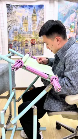 I used to tighten my fabric every 30 minutes. It was just part of my routine. But with the aluminum alloy scroll frame… well, that habit disappeared. The fabric stays tight from start to finish — no effort needed. And the aluminum stand? So stable it feels like it’s anchored to the floor. A tiny upgrade that made my stitching time so much more comfortable. 💫 #EmbroideryEssentials #AluminumFrame #EmbroideryStand #CrossStitchCommunity #CraftingComfort 