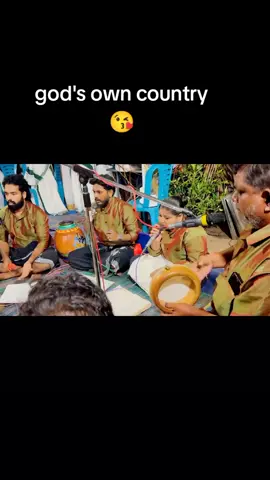 അയ്യപ്പസ്തുതികൾ ഉയരുന്ന ദേശവിളക്ക് ഉത്സവത്തിൽ !  ശബരിമല മണ്ഡലകാലത്തോടനുബന്ധിച്ച് തൃശൂർ എടവിലങ്ങിൽ നടന്ന ദേശവിളക്ക് ഉത്സവത്തിലാണ് അയ്യപ്പഗാനങ്ങളു​ടെ ശൈലിയിലുള്ള പാട്ട് ഭജനസംഘം അവതരിപ്പിച്ചത്. 