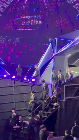 ENHYPEN after receiving the 'Fans' Choice Male Top 10' award.Congratulations boys!! ❤❤👋🏻👋🏻 Enhypen Mama Awards 2025 #enhypen #mamaawards #mama2025 