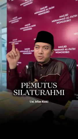Kadang, yang memutus silaturahmi itu bukan masalah besar, tapi hutang yang tidak diselesaikan dengan jujur dan baik. Sahabat jadi canggung, keluarga jadi renggang, semua bermula dari janji bayar hutang yang diabaikan. 🍃 يَا أَيُّهَا الَّذِينَ آمَنُوا أَوْفُوا بِالْعُقُودِ “Hai orang-orang yang beriman, penuhilah akad-akad (janji-janji) itu.” (QS. Al-Ma’idah: 1) ⸻ Hutang bisa menjadi pemutus silaturahmi ketika: • berhutang mudah, tapi saat ditagih justru marah, • pura-pura lupa, padahal masih sanggup mencicil, • menghilang dari pergaulan karena malu, tapi tak juga berusaha menyelesaikan. Padahal, menjaga silaturahmi adalah pintu rezeki dan umur berkah. Jangan biarkan hutang merusak hubungan yang tadinya indah. Kalau punya hutang: • jujurlah tentang keadaan, • minta kelonggaran dengan adab yang baik, • niat sungguh-sungguh untuk melunasi, walau sedikit demi sedikit. Bisikkan doa: “Ya Allah, jagalah hubungan kami, lindungi kami dari hutang yang memutus silaturahmi, luaskan rezeki kami agar mampu melunasi amanah dengan cara yang Engkau ridhoi.” 🌙 💫 Ebook “Doa-Doa untuk Jiwa yang Ingin Bahagia” 📖 Karya Ustadz Irfan Rizki Haas 🕊 130 halaman doa penyuci hati & penguat jiwa 💬 Termasuk doa agar terlepas dari lilitan hutang, doa lapang rezeki, dan doa memperbaiki hubungan dengan sesama 📩 E-book langsung dikirim ke email, Sahabat ✨ 📱 WA: 0851-7999-7020 🔗 lynk.id/haasstore Jangan biarkan hutang merampas dua hal sekaligus: hartamu dan juga silaturahmimu. #HutangDanSilaturahmi #JagaAmanah #LunasiDenganTerhormat #DoaBahagia #UstadzIrfanRizkiHaas  