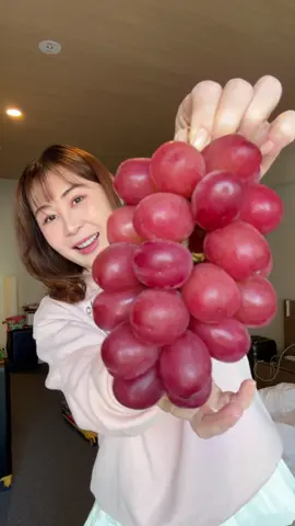 Anggur Jepang harga 550rb sekantong manis banget banget …. Kalau di Indo bisa jutaan kayaknya harganya ….  #sibungbung #reviewmakanan #kulinerviral 