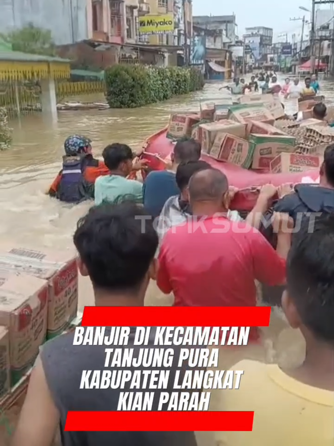 Banjir yang merendam Kecamatan Tanjung Pura, Kabupaten Langkat, Sumatera Utara, kian parah, pada Jumat (28/11/2025) sore.  Bahkan masyarakat yang hendak masuk ke Kecamatan Tanjung Pura diarahkan untuk berputar balik. Pasalnya kedalam air sudah mencapai sedada hingga seleher orang dewasa.  Seperti halnya di Jalan Sudirman, Jalan Pemuda, dan Jalan Merdeka, Kecamatan Tanjung Pura.  Dari video yang diperoleh wartawan, tampak sejumlah masyarakat saling bahu-membahu mengevakuasi masyarakat yang masih terjebak banjir.  Dibagian video lainnya, tampak masyarakat dibantu Tim SAR membawa sembako atau menyalurkan bantuan sembako menggunkan perahu karet. (*)  #topiksumut #viral #banjir #tanjungpura #langkat 