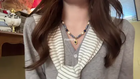 ゴールドパーツがアクセントになり、首元に大人可愛い雰囲気をプラスしてくれます。 カジュアルにもキレイめにも合わせやすく、1本でコーデ全体を格上げしてくれる万能アイテム。 同系色のブレスレットと組み合わせれば、さらに統一感が出て魅力UP◎ #ハンドメイドアクセサリー #ネックレスコーデ #大人可愛い #ビーズアクセサリー #パールアクセ