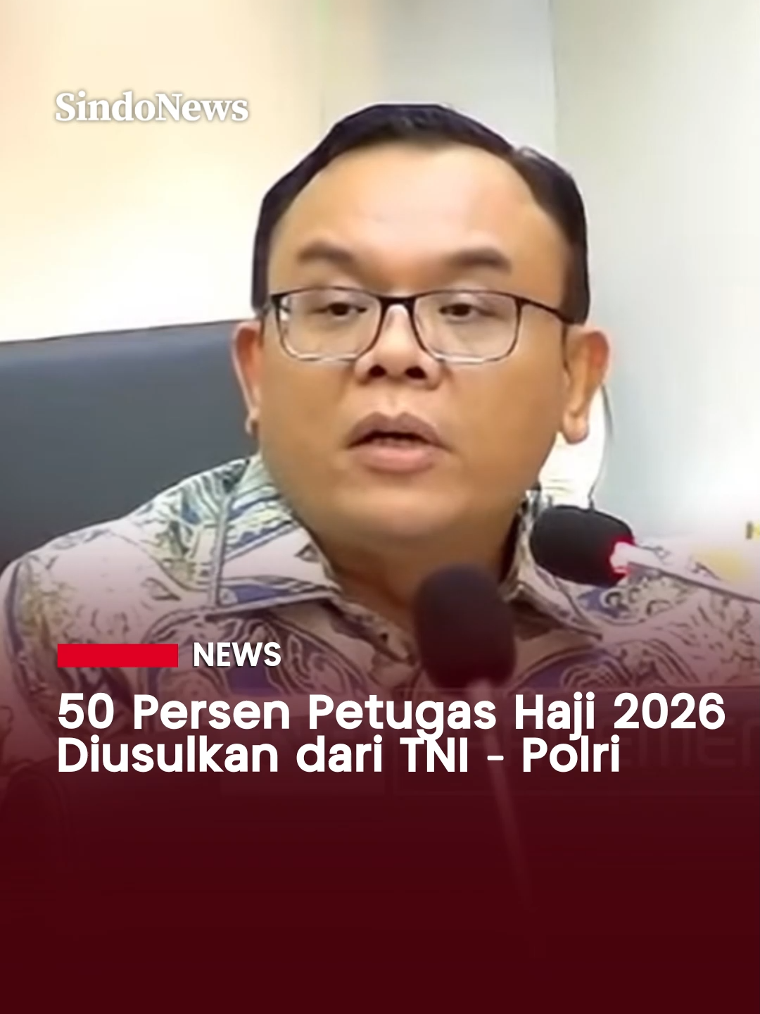 Anggota Baleg DPR RI dari Fraksi PAN Saleh Partaonan Daulay mengusulkan agar 50 persen kuota petugas haji tahun 2026 diisi oleh personel TNI dan Polri. Usulan ini diklaim sebagai langkah untuk memperkuat pelayanan, meningkatkan pengamanan, serta mencegah penempatan petugas berdasarkan kedekatan politik atau tim sukses yang berpotensi menikmati fasilitas haji tanpa prosedur resmi. “Saya ngusulin kemarin pak, supaya petugas haji itu lebih banyak dari tentara saja. Minimal 50 persen malah saya usul kemarin itu. Tentara, polisi, ya, gabung,” kata Saleh. Pelibatan aparat TNI–Polri dinilai dapat menghadirkan struktur kerja yang lebih disiplin dan responsif. Terutama terkait manajemen massa dan penanganan kondisi darurat di Arab Saudi.  “Satu lagi yang kesehatan. Kalau kesehatan kan ahli semua tuh. Kalau tentara nggak ada takutnya, memang petarung, pejuang,” jelasnya. Baca berita selengkapnya hanya di https://www.sindonews.com/ #SINDONews #SINDONewscom #SINDNewsBeyondHeadlines #SINDONewsTV #iNewsMediaGroup #Beritaviral #Beritaterkini #Haji2026 #Kuotahaji #TNIpolri #DPR