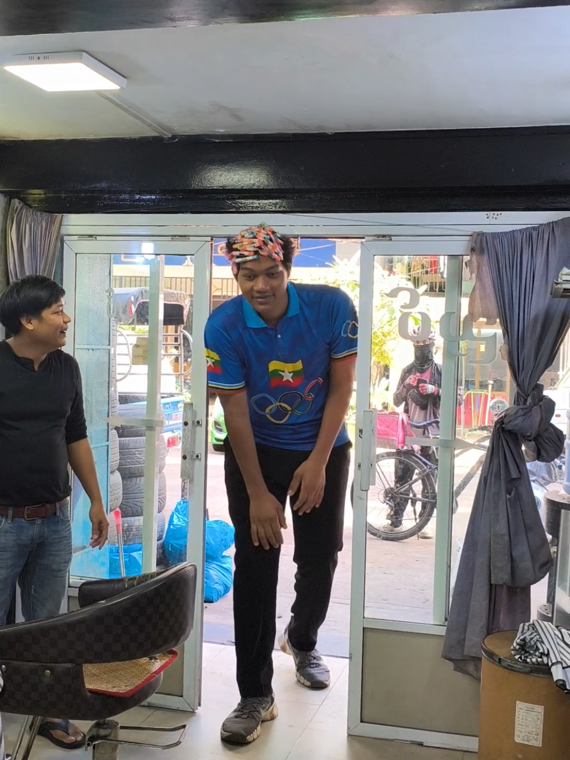 မြေနီကုန်းကိုမွန်#barbershop #myanmar  #giant 