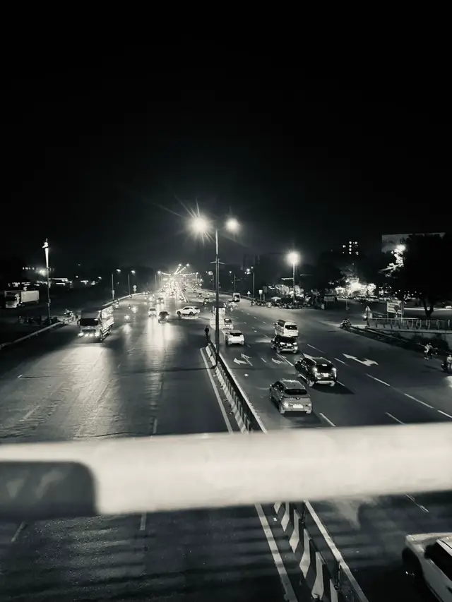 “最终，陪在身边的也只有自己…… 去面对那些曾经害怕的沉默，学会在没有人同行的日子里继续前行，并明白平静从来不是别人给予的，而是自己拥抱自己的那一刻。”