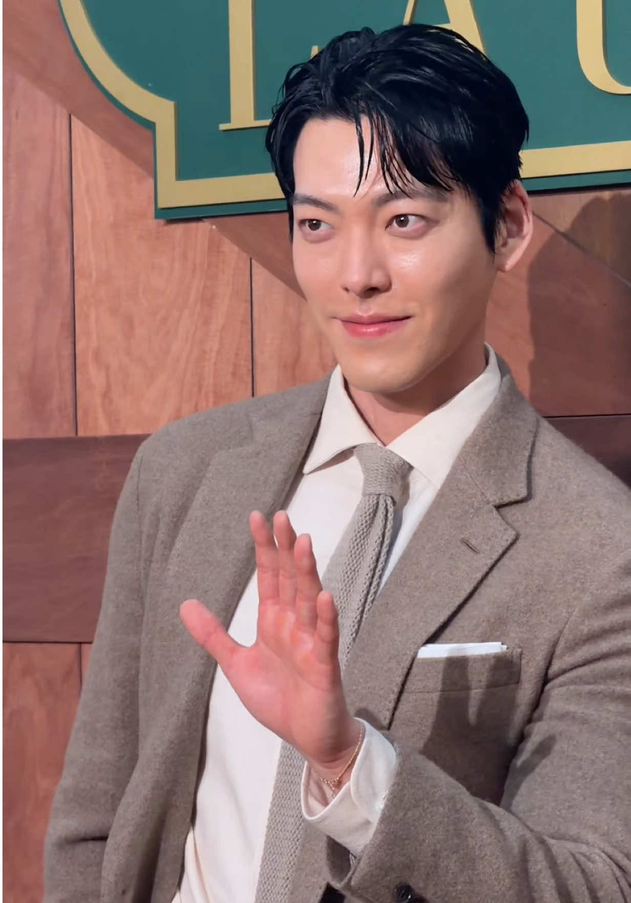 มาถึงแล้ว! กับหนุ่ม Kim Woobin ที่มาร่วมงานเปิดตัวสโตร์ Ralph Lauren แห่งใหม่แบบครบวงจร ภายใต้คอนเซ็ปต์ ’The World of Ralph Lauren‘ ครั้งแรกในประเทศไทย #ELLEThailand #KimWoobin #RalphLaurenTH #คิมอูบิน 