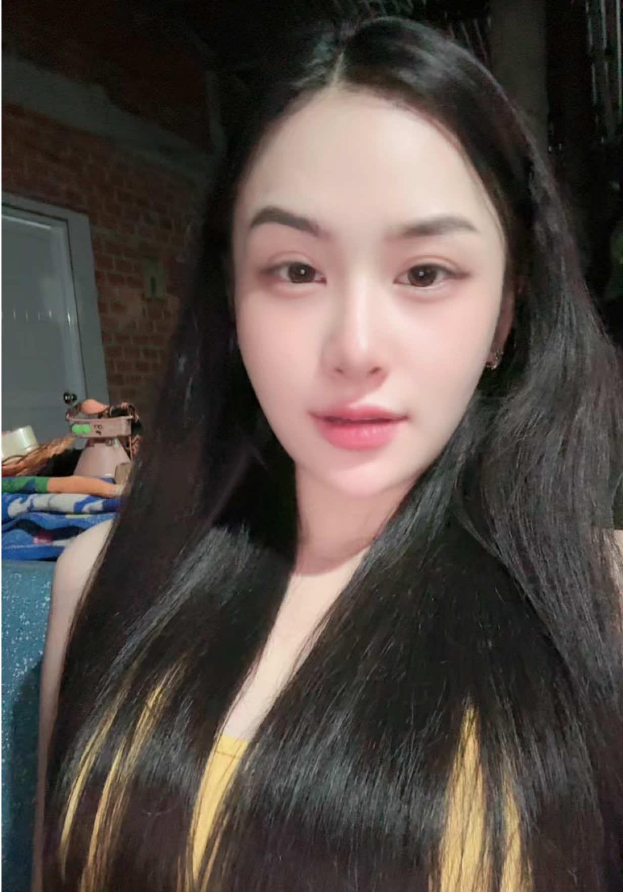 Nghe anh nói thích gái miền tây tóc đen dài da trắng 😁 chắc đi cắt tóc nhuộm tóc tắm nâu quá 😁