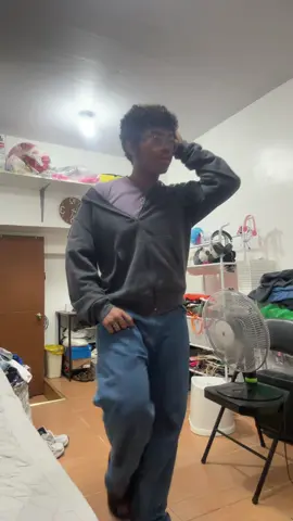 what plays in my head when the jacket starts slipping on my shoulder: #ilovearianagrande #kiyomi