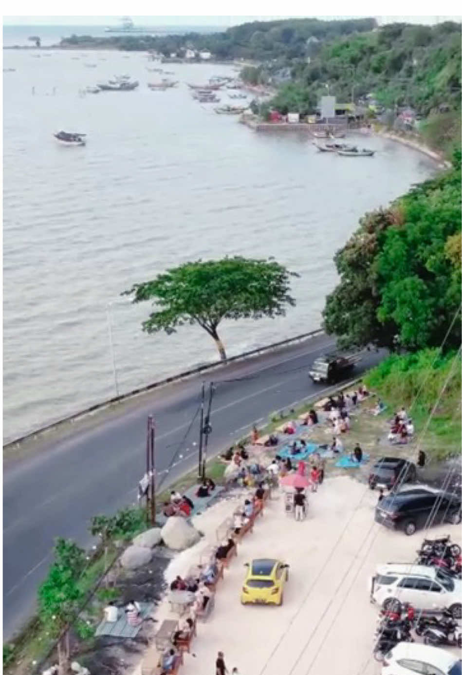 Nongkrong dengan view laut dan jalan pantura #creatorsearchinsights #rembang #rembang24jam #rembangstory #rembanghits 