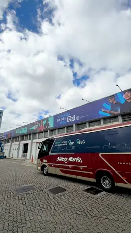 Você sabia? 🚍  A FEI oferece transporte circular gratuito para facilitar a locomoção dos estudantes dentro e fora do campus! Confira neste vídeo como o serviço funciona e aproveite mais essa comodidade pensada especialmente para a nossa comunidade acadêmica.💙 #FEI #VidaNoCampus #TransporteFEI #ServiçosFEI #Universidade 