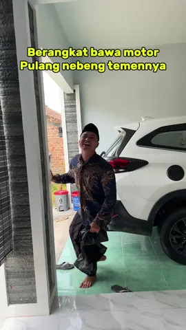 Pak suami pulang jumatan motornya ditinggal pikirannya cuman berkat doang