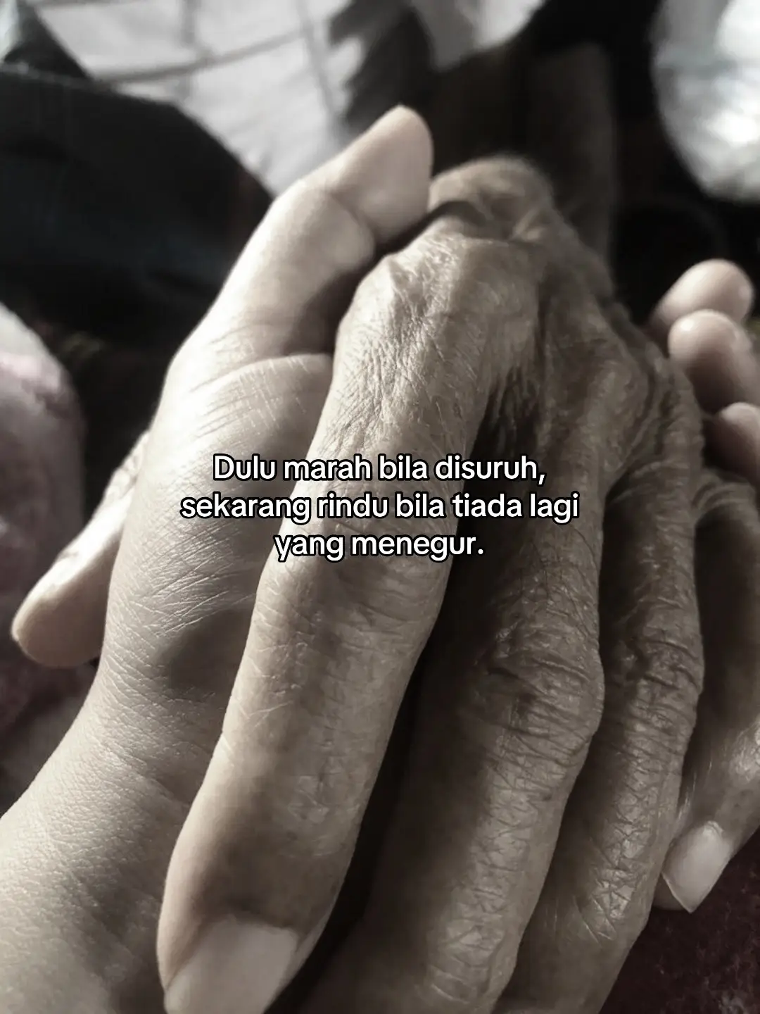 Dulu marah bila disuruh, sekarang rindu bila tiada yang menegur😖.  #aboh #rindutiadapenghujungnya #alfatihah     