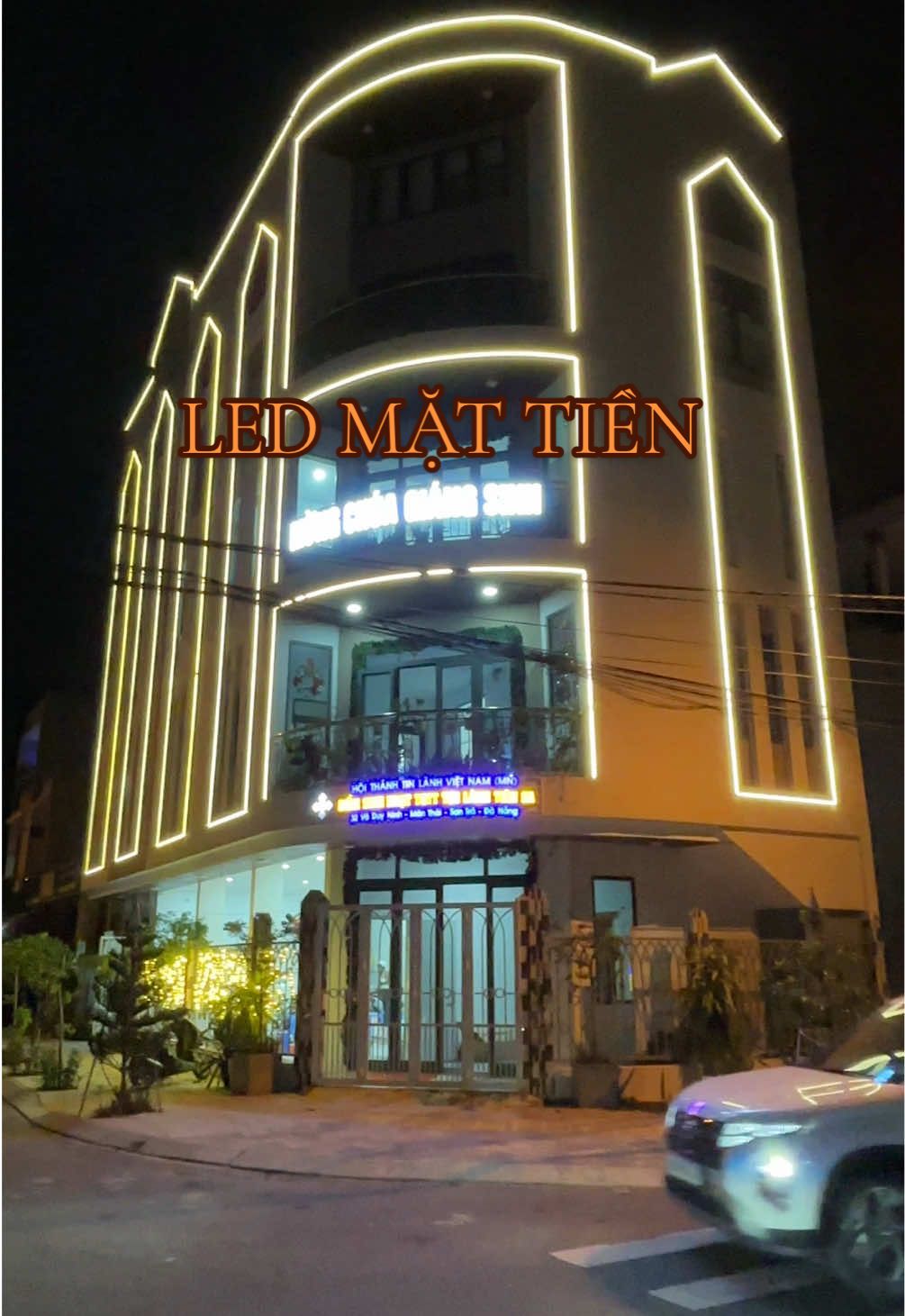 Khoác lên một diện mạo mới cho cơ sở của khách hàng . Điều ưu tiên vẫn là chất lượng led sử dụng lâu bền . Thi công nhanh chóng . Bảo hành lâu dài . Sử dụng led đúc 24V có độ sáng cao . Thời gian sử dụng lâu .  Led Neon Đà Nẵng . Đơn vị thiết kế - thi công ánh sáng  Bảo hành 3 năm cho mỗi sản phẩm của đơn vị  #highlights #ledneondanang #cauthangled  #led #Thietkeanhsang 