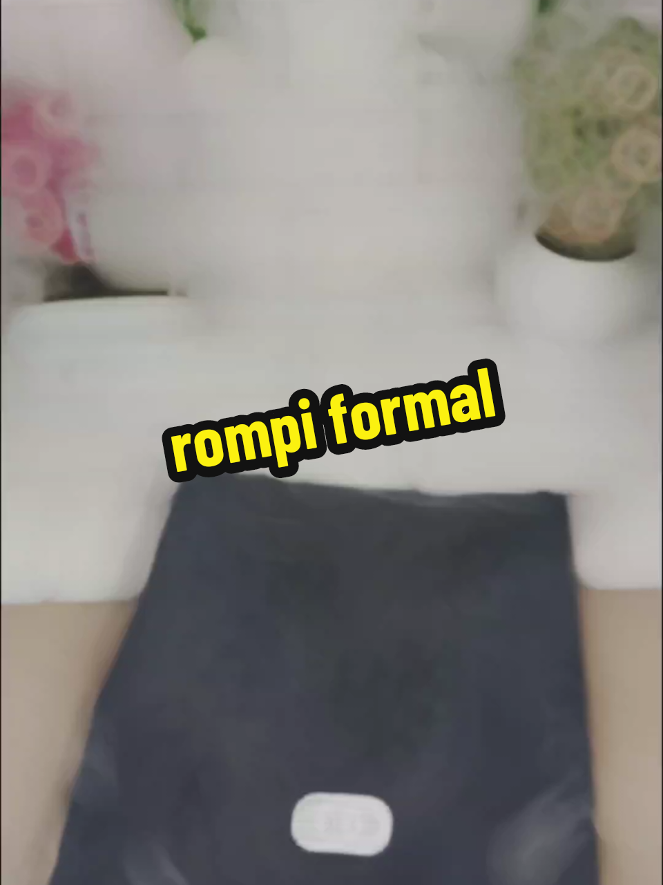 Tunjukkan kesan profesional dan berkarisma tanpa perlu jas lengkap. Rompi formal ini memberikan tekstur mewah dan siluet yang ramping. Siap jadi pusat perhatian? #Kharisma #GentlemanStyle #gudangfashion #fyp 