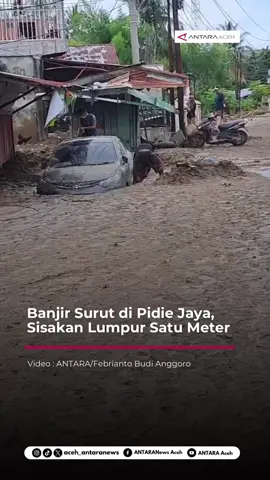 Banjir di Pidie Jaya, Aceh mulai surut, namun menyisakan lumpur setebal hingga satu meter, terutama di Kecamatan Meureudu. Kondisi ini membuat permukiman dan Jalan Lintas Sumatera lumpuh, bahkan akses Banda Aceh–Medan sempat terputus. Kementerian Pekerjaan Umum melalui BPJN Aceh mengerahkan belasan alat berat untuk membersihkan sedimen dan menyambung kembali jalan yang putus menuju Jembatan Meureudu. Namun hingga Jumat sore, alat berat masih terhambat karena tebalnya lumpur serta terputusnya jaringan listrik dan telekomunikasi. BPJN menargetkan pembersihan rampung dalam dua hari, sebelum melakukan penimbunan sementara sepanjang 50 meter ke arah jembatan. Aceh kini berstatus tanggap darurat, dengan penyaluran bantuan dan evakuasi masih terhambat di sejumlah titik terdampak. Baca selengkapnya di aceh.antaranews.com atau klik link di bio!  #antaranewsaceh #antara #beritaterkini #banjir #lumpur  