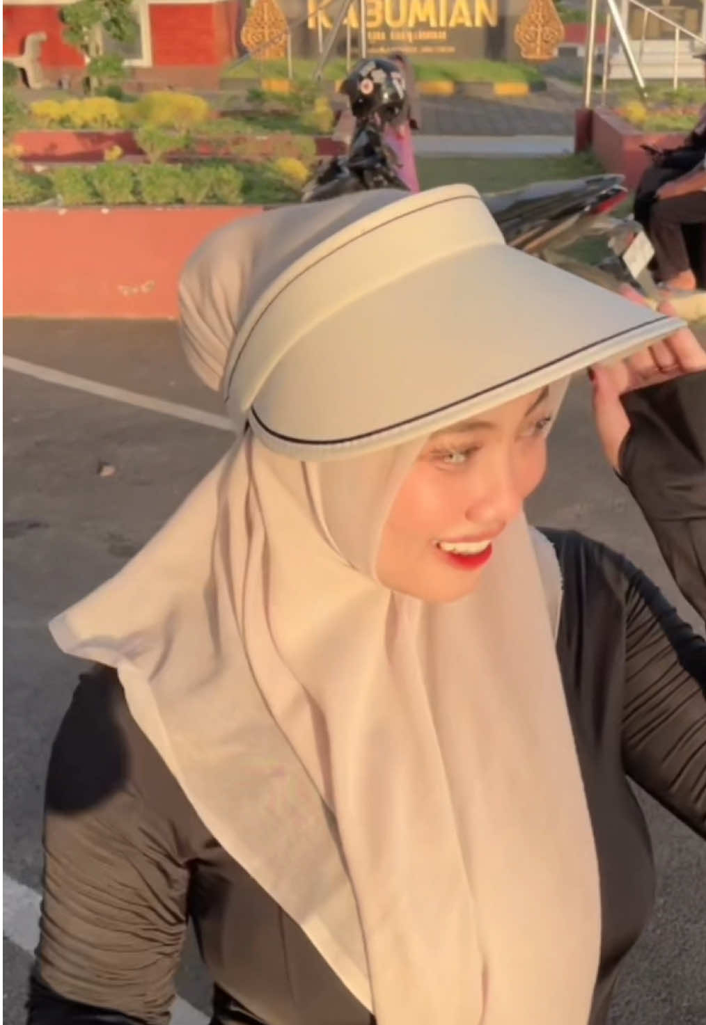 wajib banget pake topi ini biar ga belangg🫵🏻 @Shadyjoyy 