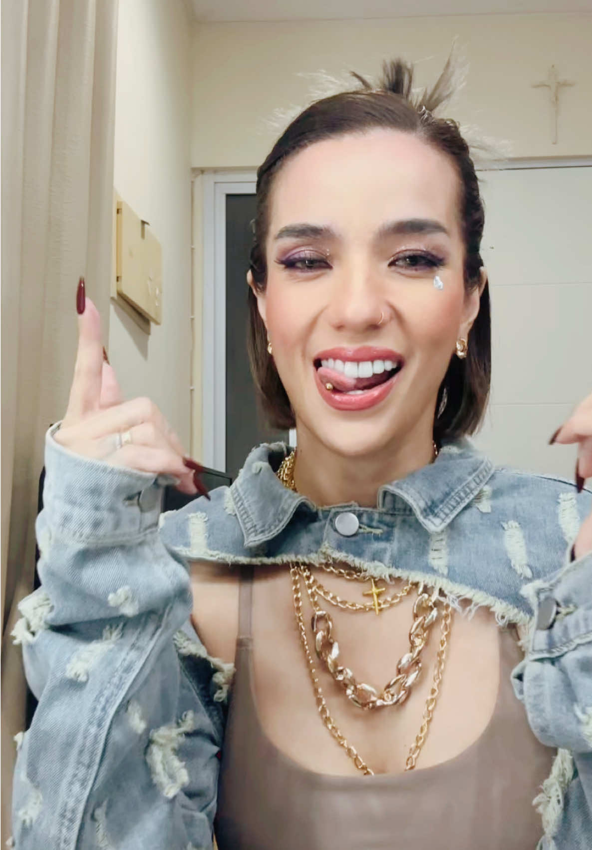 Semangat yuk, jadi @CRYSHEILA dulu malam ini. Sebelumnya, my jam dulu lah biar semangat 😏🥰