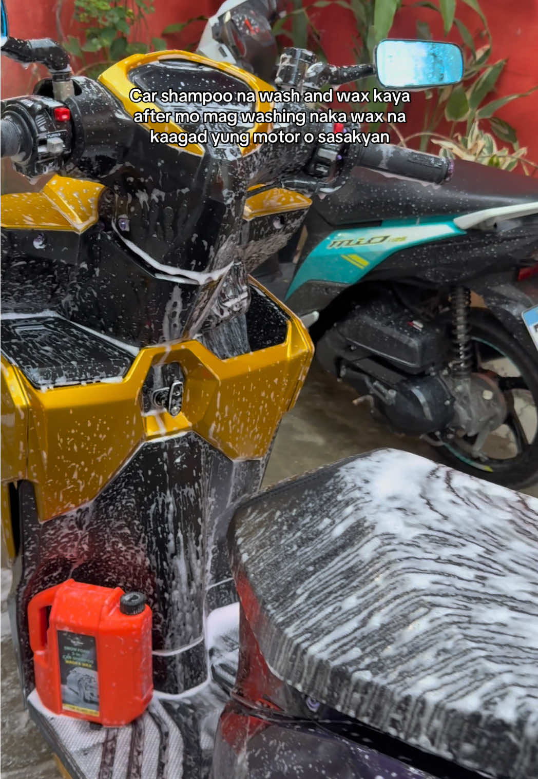 Car shampoo na wash and wax na. Grabe na magpabula at maglaglag ng mga dumi sa motor naka wax pa kaagad pagkatapos. May kasama ng sponge at pang spray dipende sa gusto mo. Less hassle maglinis at mapapabilis talaga. 1.2liters ba din kaya matagal mo na talaga itong magagamit kahit sasakyan pa yung lilinisin mo lagi pwede rin itong gamitin sa mga car wash at mga nauusong motor wash na vendo ngayon #carwashshampoo #carshampoo #motorshampoo #carsoap #motorwash 