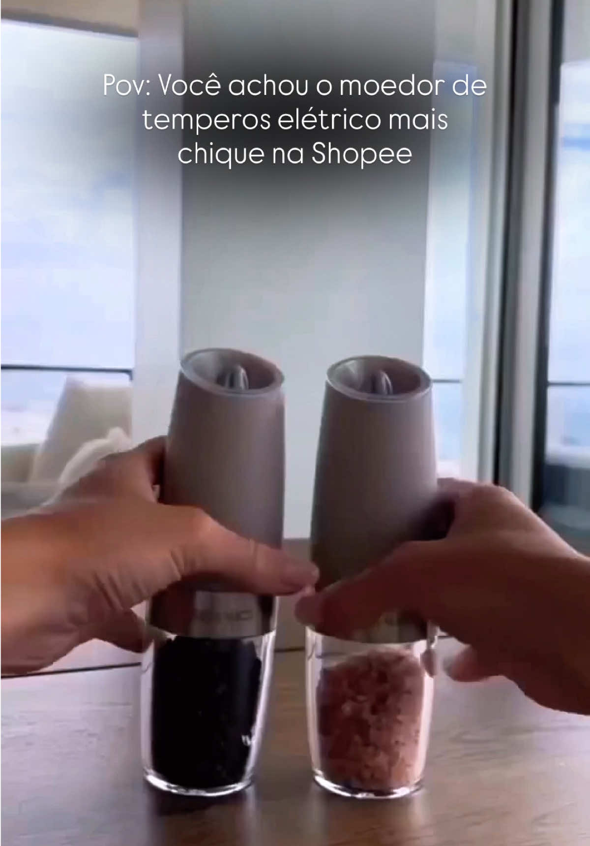 A praticidade que faltava no seu tempero do dia a dia. O Moedor de Pimenta Automático Elétrico mói na hora, com precisão e sem esforço, deixando cada receita ainda mais saborosa. 🌶️ 👉 Garanta o seu agora e dê um toque profissional às suas refeições! 🛒 #shopee #comprasnashopee #fypシ゚ #viral #moedordetemperos 
