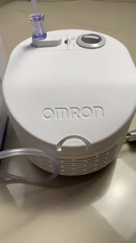 Nebulizer dari omron NE C101 untuk terapi uap pernapasan.