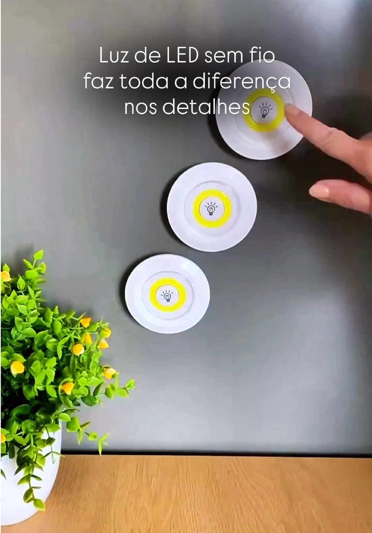Iluminação prática em qualquer lugar. O Kit Luminárias com 3 Lâmpadas LED Sem Fio é perfeito para dar luz instantânea a armários, corredores, cantinhos escuros e muito mais. sem fiação e sem complicação. 💡 👉 Garanta o seu agora e transforme cada espaço da sua casa com facilidade! 🛒 #shopee #comprasnashopee #fypシ゚ #viral #luzdeled 