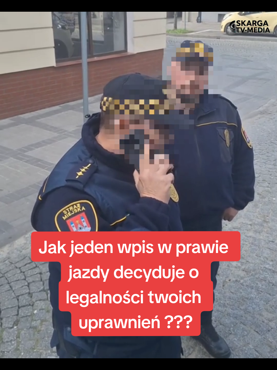 JAK JEDEN WPIS W PRAWIE JAZDY DECYDUJE O LEGALNOŚCI UPRAWNIEŃ !!! Należy na wstępie podkreślić, że w tym konkretnym przypadku Straż Miejska jak zwykle, w większości przypadków w naszym kraju, jest niedouczona. Autor nagrania posiada w swoim prawo jazdy które jest ważne, aż do 2032r w punkcie 12 wpis (01.06,  Przesłał nam na potwierdzenie zdjęcie swoich uprawnień), czyli musi mieć w trakcie jazdy założone okulary, lub nosić soczewki.  Poraz kolejny Straż Miejska się nie popisała, w tym przypadku Płocka Straż Miejska. Do autora nagrania mimo upływu czasu nie został dostarczony akt oskarżenia i nie został złożony wniosek do sądu, oczywiście przeprosin też nie otrzymał. Wielu kierowców z wadą wzroku uważa, że ma pełną swobodę wyboru pomiędzy okularami a soczewkami kontaktowymi. Przecież obie metody zapewniają ostrość widzenia i wygodę. Nagranie to jest najlepszym ostrzeżeniem, że w świetle prawa kluczowe jest nie to, co widzisz, ale to, co jest wpisane w Twoim dokumencie o ile niedouczony Strażnik Miejski lub Policjant nie odczyta symboli błędnie, czyli 01.06 na 01.01i jeszcze będzie się kłócił, ze ma rację. Wracając do sprawy, zatrzymany do kontroli kierowca bezskutecznie tłumaczył, że ma założone soczewki. Kontrolujący funkcjonariusz, po weryfikacji dokumentów, stwierdził jednak błędnie, że wpisany obowiązek jazdy dotyczy wyłącznie okularów i z tego powodu odrzucił tłumaczenie kierującego, ale czas zweryfikował jak było. Na koniec podsumowując i informacyjnie. Jedyną metodą, aby legalnie móc swobodnie korzystać zarówno z okularów, jak i soczewek, żeby uniknąć mandatu, jest posiadanie kodu 01.06 – okulary lub soczewki kontaktowe.  Jeżeli w Twoim dokumencie widnieje inne ograniczenie, a planujesz przesiąść się na soczewki, musisz najpierw uzyskać nowe orzeczenie lekarskie z kodem 01.06, a następnie dokonać wymiany prawa jazdy w urzędzie.  Zapraszamy do udostępniania i polubienia naszej strony Skarga Tv - Media  _________ Źródło Tik Tok #Strażmiejska #Płock #Okulary #Prawojazdy #StrażMiejskaPłock 