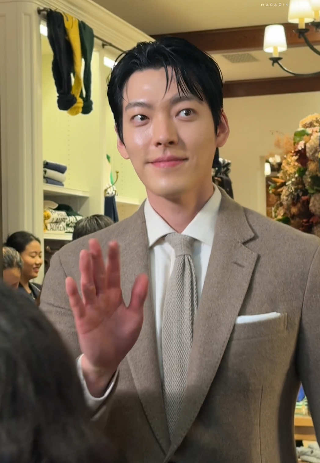 “ #คิมอูบิน ” มาร่วมงาน Ralph Lauren เปิดตัวสโตร์แห่งใหม่แบบครบวงจร ภายใต้คอนเซ็ปต์ “The World of Ralph Lauren” ครั้งแรกในประเทศไทย  ณ Ralph Lauren ชั้น 1 ศูนย์การค้าเซ็นทรัล เอ็มบาสซี พร้อมประสบการณ์อย่างสมบูรณ์แบบในพื้นที่เดียว ไม่ว่าจะเป็น Ralph Lauren, Polo Ralph Lauren รวมไปถึง Ralph’s Coffee เรียกได้ว่าเป็น One-stop destination สำหรับทั้งสายช้อปและสายคาเฟ่ #kimwoobin @ralphlauren #RalphLaurenTH #RIZZmagazine 