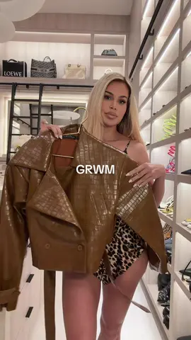 Obsessed with this fit 🙈 and it’s 30% off today for Black Friday! Code BF2025 @Diva Boutique Online  #croppedtrenchcoat #croptrench #crocleather 