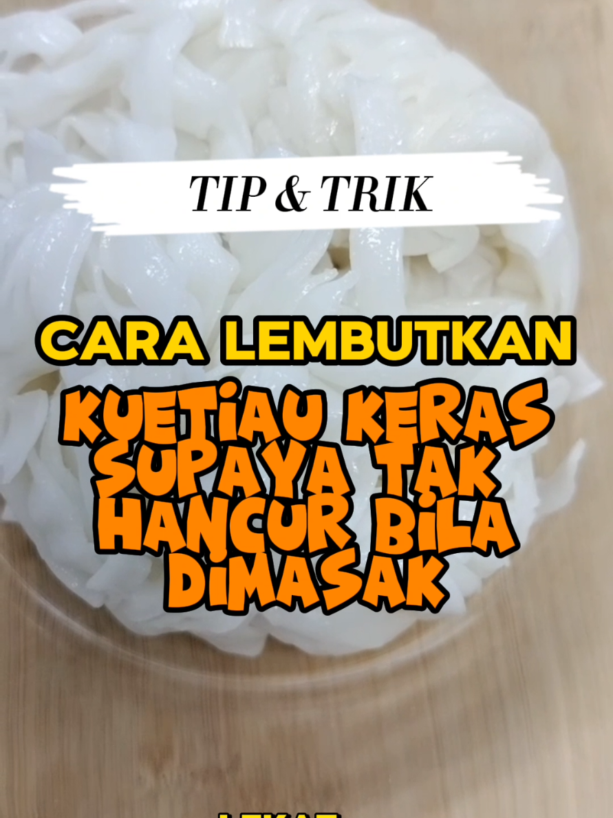 Kuetiau kalau dah keras macam batu, biasanya kita buang je. Sebab kalau goreng pun, akan jadi hancur dan tak cantik. Jadi guna trik mudah ni. Jap je dah lembut macam baru beli!  Bila masak, memang tak hancur & tak melekat. Macam ni baru syiok! Jom cuba! #petuadapur #caratendamkuatiau. #caralembukankuetiau #majalahrasa #ingatmakaningatrasa 