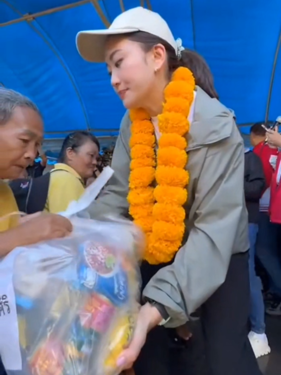 Bà Paetongtarn Shinawatra tự tay vào bếp nấu ăn và phát cơm cho người dân của mình ở vùng bị lũ lụt. Mặc dù bà giờ đây không còn là Thủ Tướng Chính phủ nhưng bà sẽ mãi mãi là Thủ Tướng tuyệt vời nhất của nhân dân Thái Lan ❤️ @ingshin21 🇻🇳🫶🇹🇭 #thutuongthailan #Paetongtarnshinawatra #primerthailan #นายกรัฐมนตรี #แพทองธารชินวัตร 