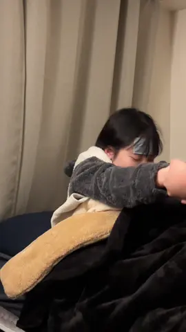 風邪を言い訳に「ご飯食べさせて⁡」って言ってくる年下彼女🤦‍♂️この後自分でモリモリ食べてました😌#カップルの日常 