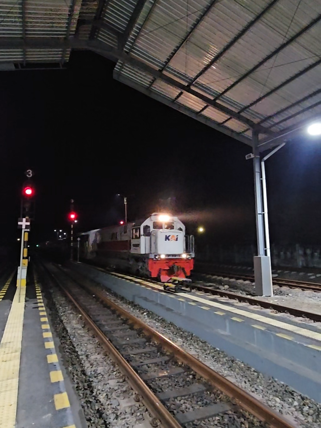 momen langka Disusul Kereta dengan jarak terjauh 