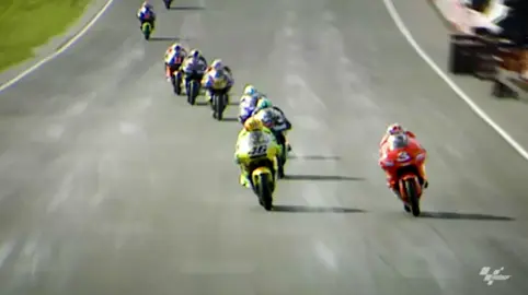 Dari era GP 500 sampai berubah jadi MotoGP, rivalitas Valentino Rossi vs Max Biaggi selalu jadi babak paling panas di lintasan. Dua pembalap, dua era, satu permusuhan legendaris yang bikin setiap race penuh tensi. Rival abadi yang bikin sejarah balap makin hidup.🔥🏁 #honda #yamaha #valentinorossi #maxbiaggi #rival #gp500 #motogp 