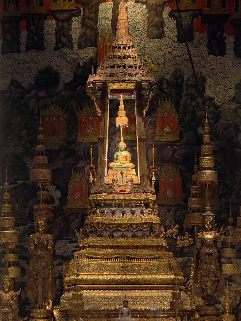 พระแก้วมรกต พบครั้งแรกประดิษฐานอยู่ในเจดีย์วัดป่าญะ ต.เวียง เมืองเชียงราย (ปัจจุบันคือ วัดพระแก้ว อ.เมืองเชียงราย) ในพุทธศักราช 1977 องค์พระเจดีย์เกิดพังทลาย จึงพบพระพุทธรูปพอกปูนลงรักปิดทอง จึงอัญเชิญไว้ในวิหาร ต่อมาปูนบางส่วนเกิดกะเทาะออก เห็นเป็นเนื้อรัตนมณี จึงกะเทาะปูนออกทั้งองค์ แล้วเห็นเป็นเนื้อหยกสีมรกตทั้งองค์ พุทธศักราช 2025 พระเจ้าติโลกราช ได้อัญเชิญพระแก้วมรกตมาไว้เชียงใหม่ ประดิษฐานที่โลหะปราสาทและวัดเจดีย์หลวงตามลำดับ ต่อมาพุทธศักราช 2091 พระเจ้าไชยเชษฐา อัญเชิญพระพุทธรูปสำคัญของเชียงใหม่ไปยังหลวงพระบาง รวมถึงพระแก้วมรกต ต่อมาพุทธศักราช 2322 เวียงจันทน์เสียเมืองแก่กองทัพธนบุรี พระแก้วมรกตจึงถูกเชิญมากรุงธนบุรี ครั้งนั้นประดิษฐานไว้ที่วัดอรุณฯ ต่อมาในสมัยรัชกาลที่หนึ่ง พระแก้วมรกตถูกอัญเชิญข้ามฝั่งแม่น้ำเจ้าพระยามาประดิษฐานที่วัดพระศรีรัตนศาสดาราม และเป็นพระพุทธรูปคู่บ้านคู่เมืองของไทย จวบจนถึงปัจจุบัน #วัดพระแก้ว #bangkok #amazingthailand #tiktokพาเที่ยว #วิวสวยเพลงเพราะ 