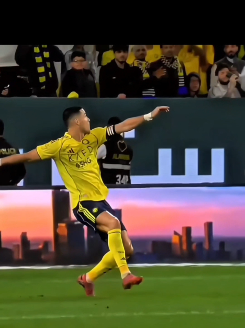 Ronaldo hits a bicycle kick at 40🔥 #bicycle #christianoronaldo #ronaldo #football #edit 