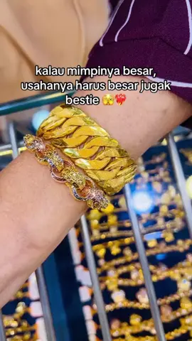 Hai Cik! Jom cuci mata dulu dengan koleksi yang available di kedai kami ✨🥰 . NEW ITEM 💛 READY STOCK ✨ . 𝐉𝐎𝐌 𝐒𝐄𝐑𝐁𝐔  𝐄𝐦𝐚𝐬 𝐓𝐮𝐥𝐞𝐧 𝟗𝟏𝟔 🔥 . 𝐌𝐄𝐌𝐀𝐍𝐆 𝐁𝐄𝐑𝐁𝐀𝐋𝐎𝐈-𝐁𝐀𝐋𝐎𝐈 𝐍𝐈 ‼️  𝐃𝐀𝐇 𝐋𝐀𝐇 𝐁𝐀𝐍𝐘𝐀𝐊 𝐏𝐈𝐋𝐈𝐇𝐀𝐍 𝐒𝐀𝐌𝐏𝐀𝐈 𝐑𝐀𝐌𝐁𝐀𝐍𝐆 𝐌𝐀𝐓𝐀 𝐃𝐈 𝐁𝐔𝐀𝐓𝐍𝐘𝐀 😍 . 𝐒𝐢𝐥𝐚 𝐎𝐫𝐝𝐞𝐫 𝐒𝐞𝐛𝐞𝐥𝐮𝐦 𝐈𝐭𝐞𝐦 𝐒𝐨𝐥𝐝 𝐎𝐮𝐭. . Bila nak tebus/order sila chat Admin +01125338910 #kedaiemaslelong #murah #emasori916 #lelongemas916murah #vyp#