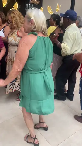 Baile 60+💚 Gente, chegar nesta idade com essa disposição toda é um previlégio em.  #idosos #dancando #terapia