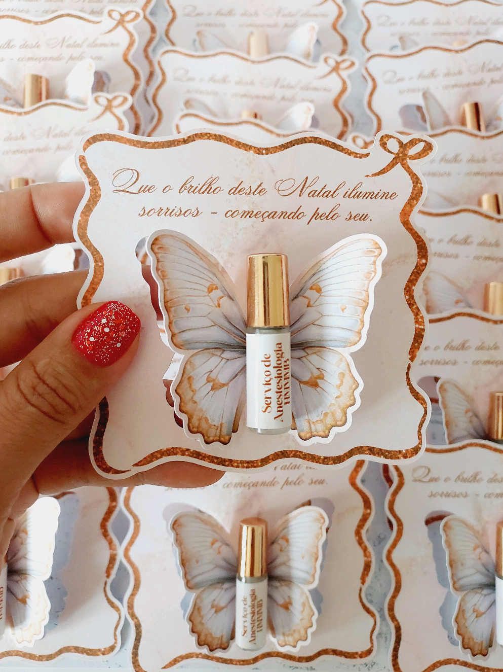 Faça o pedido do seu mini gloss labial pelo TikTok (carrinho laranja no vídeo) #minigloss #minibliblia #anonovo #mimospersonalizados #christmas 