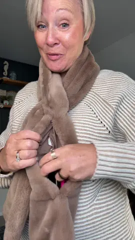 This scarf 🧣 is so warm and cozy and I love the bonus of it being a pull through and having a hidden pocket. Would make wonderful gifts!  #tiktokshopholidayhaul #scarf #womensscarf #giftsforher 