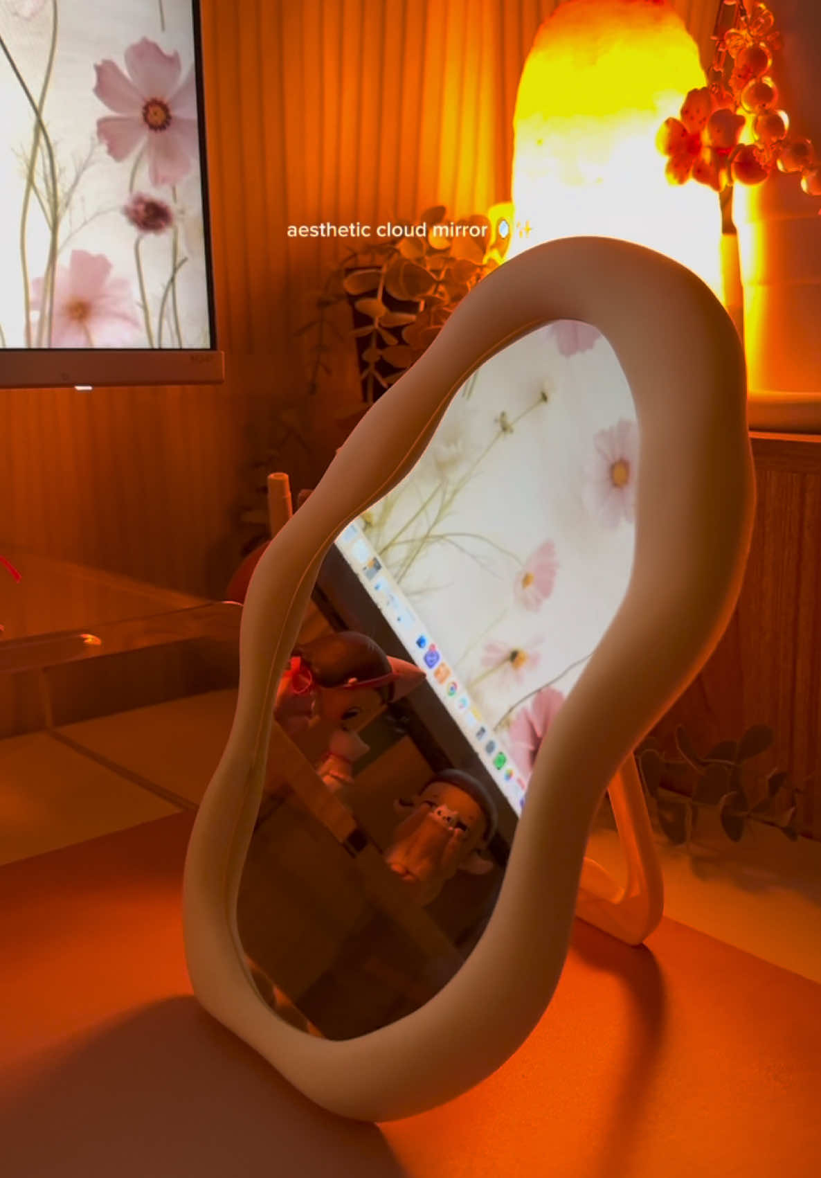 Na para bang tinawag ako ng mirror na to para icheck out ko 😌🪞✨ #cloudmirror #mirror #aestheticmirror #deskmirror #whitemirror 