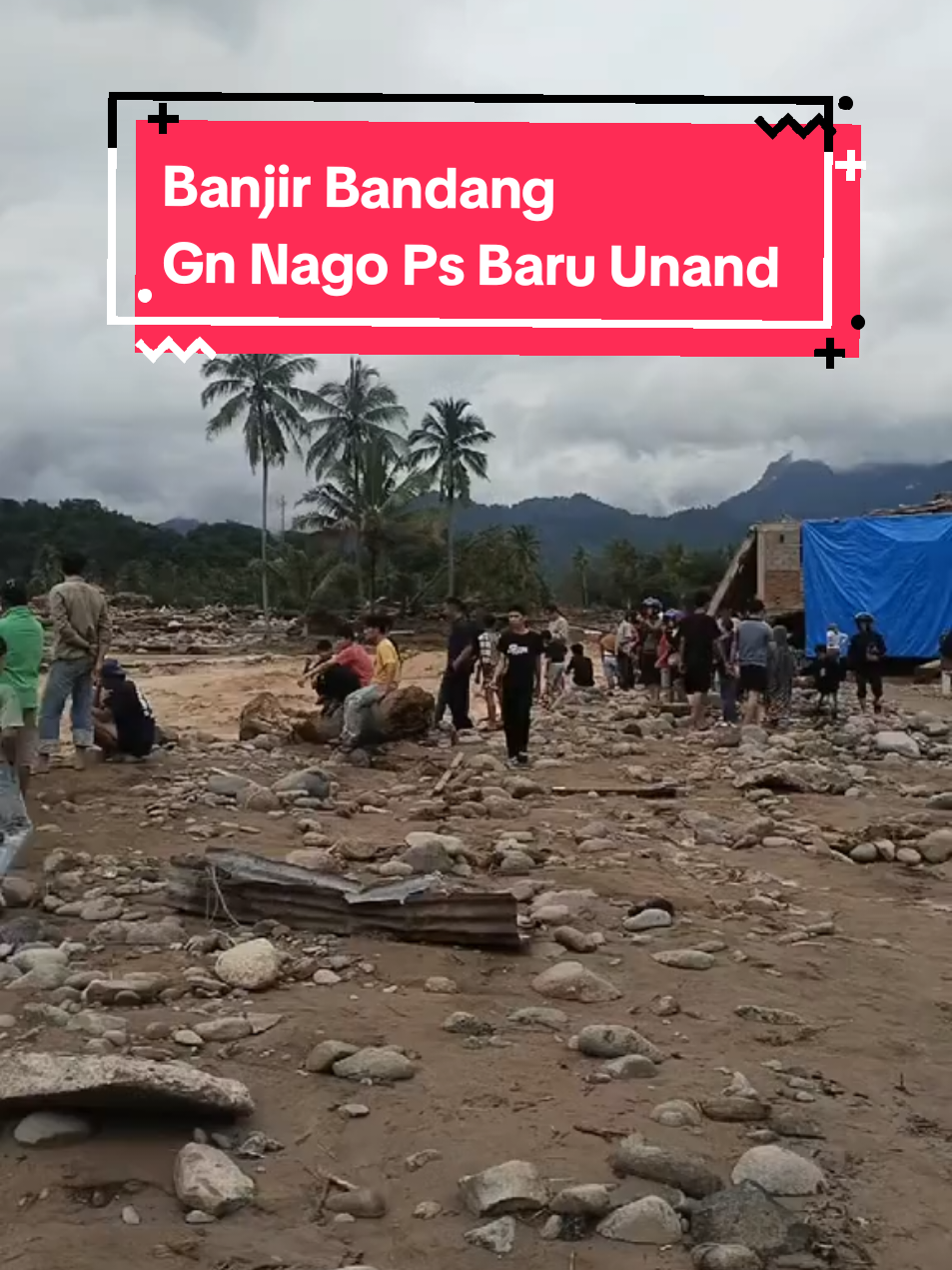 Banjir bandang Sumbar, Tempat berpijak ini sebelumnya adalah sawah, aliran baru ini sebelumnya adalah jalan dan deretan rumah warna, puluhan rumah kos hancur di sapu air, 2 unit truk yang terparkir disini hanyut oleh air, banyak anak kos UNAND yang mengungsi, akses listrik dan air bersih sedang terputus #banjir #banjirbandangsumbar #prayforsumbar #padang #sumaterabarat 