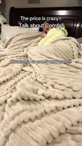 So warm and cozy.. the perfect blanket makes a perfect Christmas gift! #blanket #cozy #warm #christmasgift #soft 