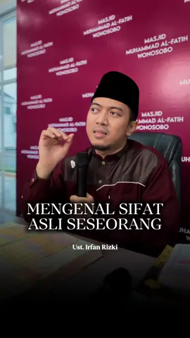 Ada 3 cara mengenali sifat asli seseorang, yang sering kali tidak terlihat dalam pertemuan biasa: ✨ ketika safar (perjalanan) bersamanya, ✨ ketika bermalam (tinggal) bersamanya, ✨ dan ketika bermu’amalah uang dengannya. 🍃 Dari sinilah akhlak yang sebenarnya mulai tampak: apakah ia sabar atau mudah marah, amanah atau meremehkan, jujur atau suka berkelit. ⸻ 🔹 1. Safar bersama Dalam safar, orang biasanya lelah, lapar, penat, dan keluar dari zona nyaman. Di situ terlihat: • bagaimana ia bersabar dengan keadaan, • apakah ia suka membantu atau malah merepotkan, • apakah ia menjaga adab dan ibadah dalam perjalanan. 🔹 2. Bermalam bersama Saat menginap atau tinggal bersama, barulah tampak kebiasaannya yang sebenarnya: • cara ia menjaga kebersihan, • adabnya saat makan, berbicara, dan bergaul, • apakah ia menjaga sholat, tilawah, dan ibadah lainnya. 🔹 3. Bermu’amalah uang dengannya Urusan uang sering membuka tabir sifat seseorang: • apakah ia amanah saat memegang titipan, • bagaimana sikapnya ketika berhutang dan ditagih, • apakah ia jujur dalam jual-beli dan kesepakatan. ⸻ Sebelum terlalu percaya, terlalu dekat, atau bahkan memilih pasangan dan partner, lihatlah bagaimana ia dalam tiga keadaan ini. Dan jangan lupa, sebelum menilai orang lain, kita pun bercermin: “Kalau diuji safar, bermalam, dan uang… bagaimana akhlakku di hadapan Allah?” 🌙 💫 Ebook “Doa-Doa untuk Jiwa yang Ingin Bahagia” 📖 Karya Ustadz Irfan Rizki Haas 🕊 130 halaman doa penyuci hati & penguat jiwa 💬 Termasuk doa agar dihias dengan akhlak yang baik, dijauhkan dari sifat khianat, dan diberi sahabat yang jujur dan amanah 📩 E-book langsung dikirim ke email, Sahabat ✨ 📱 WA: 0851-7999-7020 🔗 lynk.id/haasstore #MengenaliSifatSeseorang #SafarBersama #MuamalahUang #AkhlakAsli #DoaBahagia   