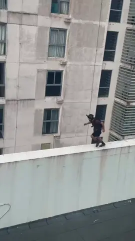 معصرة نور الزيتون – معلومات حول جودة الزيت البكر الممتاز تمّ إجراء التحاليل على عيّنة من زيت الزيتون ديال هاد الموسم، وكانت النتائج كالتالي: • نسبة الحموضة (Acidité)  المعيار ديال الزيت البكر الممتاز خاص يكون أقل من 0.8%. النتيجة اللي خرجات هي 0.34%، وهاد القيمة كتعني أن الزيتون كان مزيان وما تعرّضش للتلف قبل العصر وتعصر في أقل من 48 ساعة من الجني. • مؤشر البيروكسيد  (Indice de Peroxyde – ISO 3960:2009) الحدّ الأقصى فالمعايير الدولية هو 20 meq O₂/kg. النتيجة اللي تسجلت عندنا هي 4.66 meq O₂/kg، وهي قيمة منخفضة كتوضح أن الزيت باقي طري وما تعرّضش للأكسدة. الخلاصة: بناءً على هاد النتائج، الزيت يمكن تصنيفو بكل ارتياح ضمن زيت الزيتون البكر الممتاز (Extra Vierge). طريقة الإنتاج: •	الزيتون بلدي مغربي كيتعصر فالموسم ديالو وبحالته الطبيعية وفي أقل من 48 ساعة من الجني. •	كنخدمو بـ العصر على البارد باش يبقى الطعم الأصلي والفوائد الغذائية. •	التخزين كيكون فظروف مناسبة باش يحافظ الزيت على الجودة ديالو. هاد المعلومات كتعطي فكرة واضحة على الجودة وعلى المعايير اللي كيتحدّد بها التصنيف. للطلبات أو الإستفسار، تواصلو معنا عبر الصفحة أو رقم الهاتف 0626266054 #زيت_زيتون #khenifra #المغرب🇲🇦 #معصرة_نور_الزيتون    #لهري 