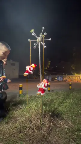 Bring an electric climbing Santa Claus home to decorate your house! #usa #ChristmasCreativeDecorations #ChristmasGiftRecommendations #FunChristmasDecorations #ChristmasGoodiesSharing  