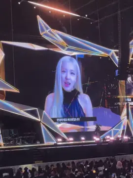 the screams when @ROSÉ eared up on the screen 😭 #ROSÉ #BLACKPINK #ROSIE #APT #2025MAMAWARDS 